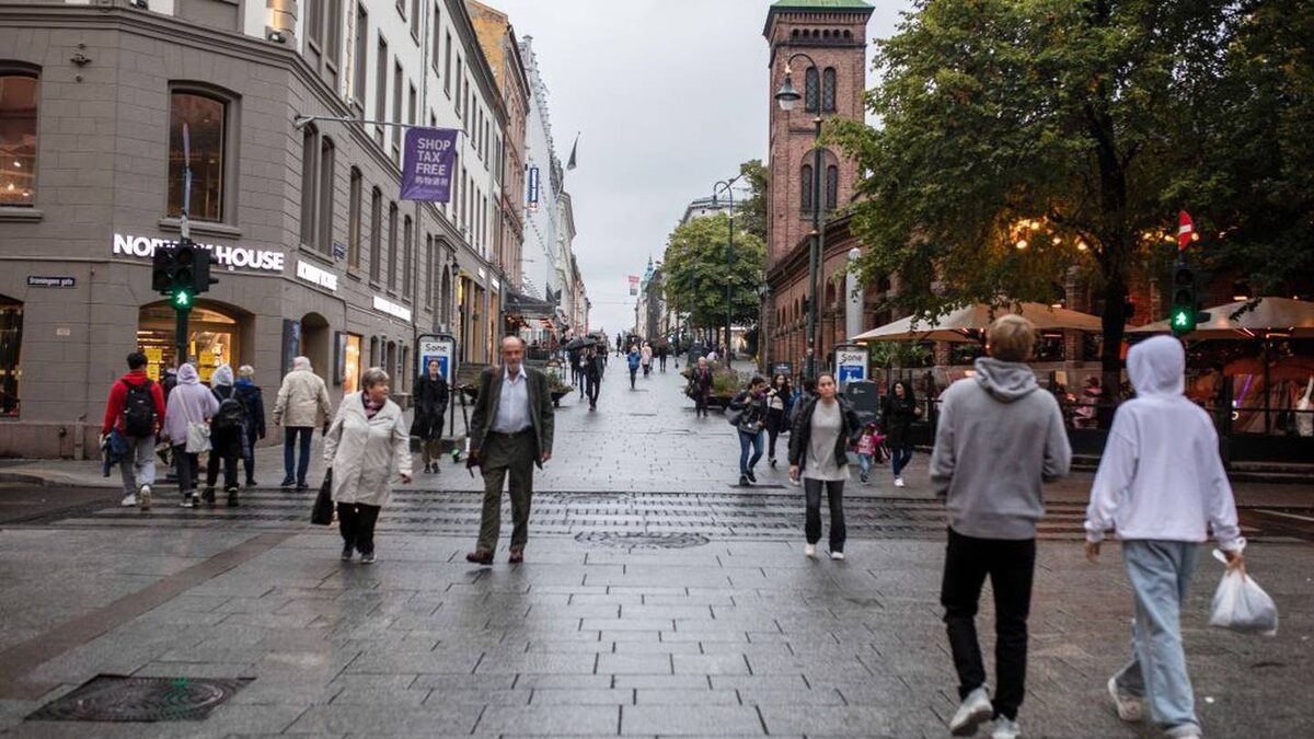 Пешеходы идут вдоль ворот Карла Юхана, главной торговой улицы Осло, Норвегия, 23 сентября 2020 года. Норвегия заявила, что пора жить нормальной жизнью. Фото / Getty