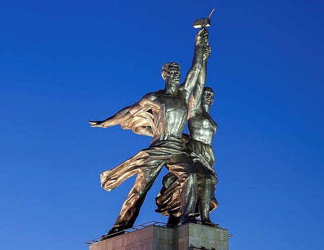 Скульптура "Рабочий и колхозница", символ социалистического государства