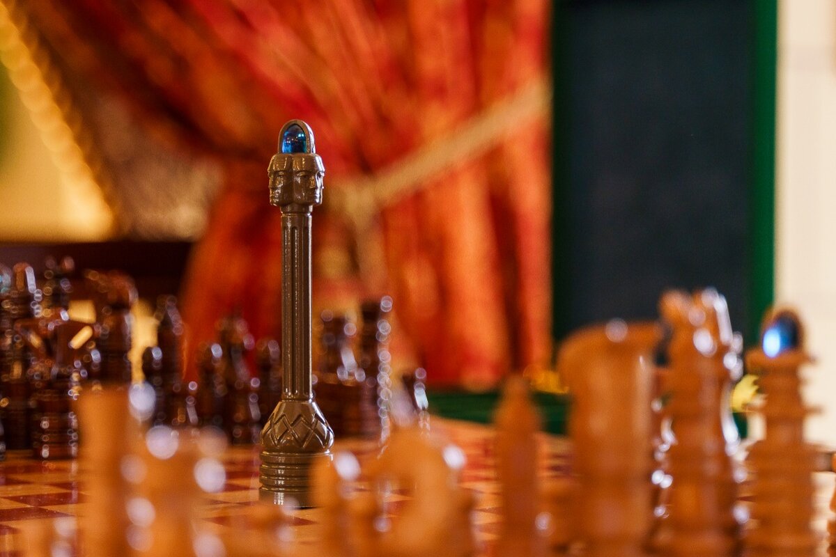 Фигура фатум - в центре