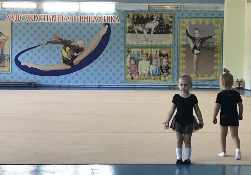 Вот такими 3-летними малышками начинают свой путь гимнастки. Фото: Олеся Тимофеева, личный архив