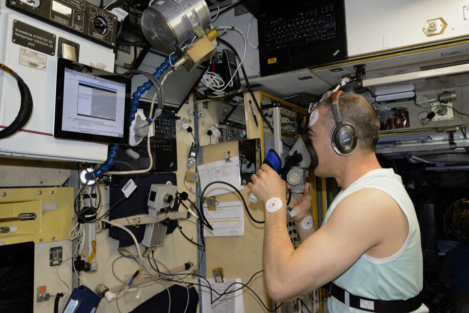 Космонавт использует систему «УДОД» для выравнивания внутричерепного давления. Роскосмос