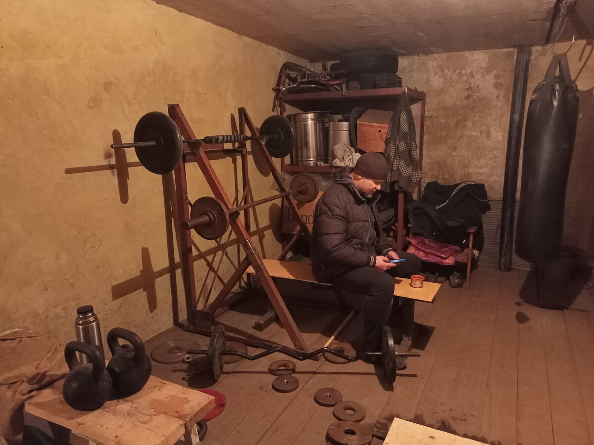 Спортзал в гараже.