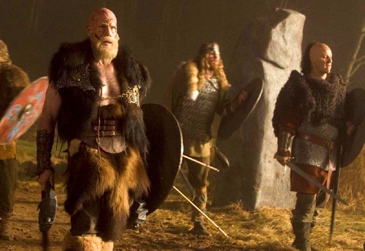 Учитывая, что дебютной ролью Рона Перлмана (дядька с молотом) в кино был неандерталец ("Борьба за огонь", 1981), то здесь он, можно сказать, почти вернулся к своим творческим корням. 