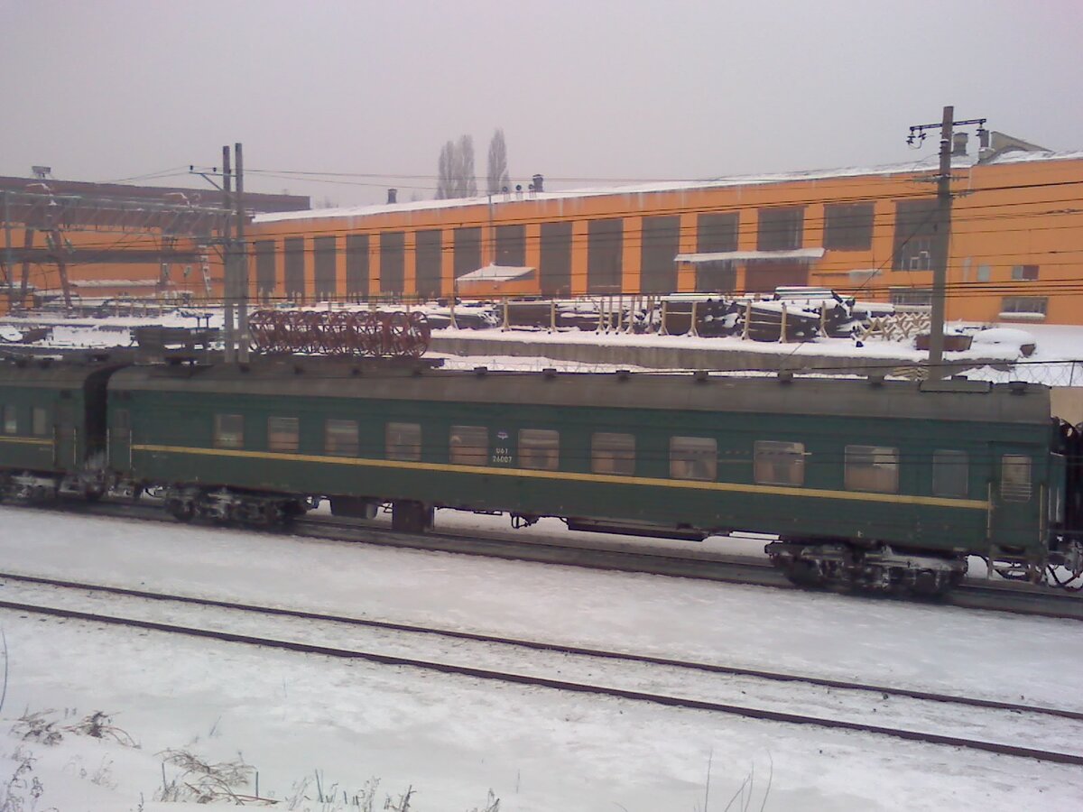 Ж.-д. перегон "Саратов-1-Пассажирский" — "Трофимовский-1". Плацкартный вагон ПДС "Саратов - Москва". (Фото автора). 