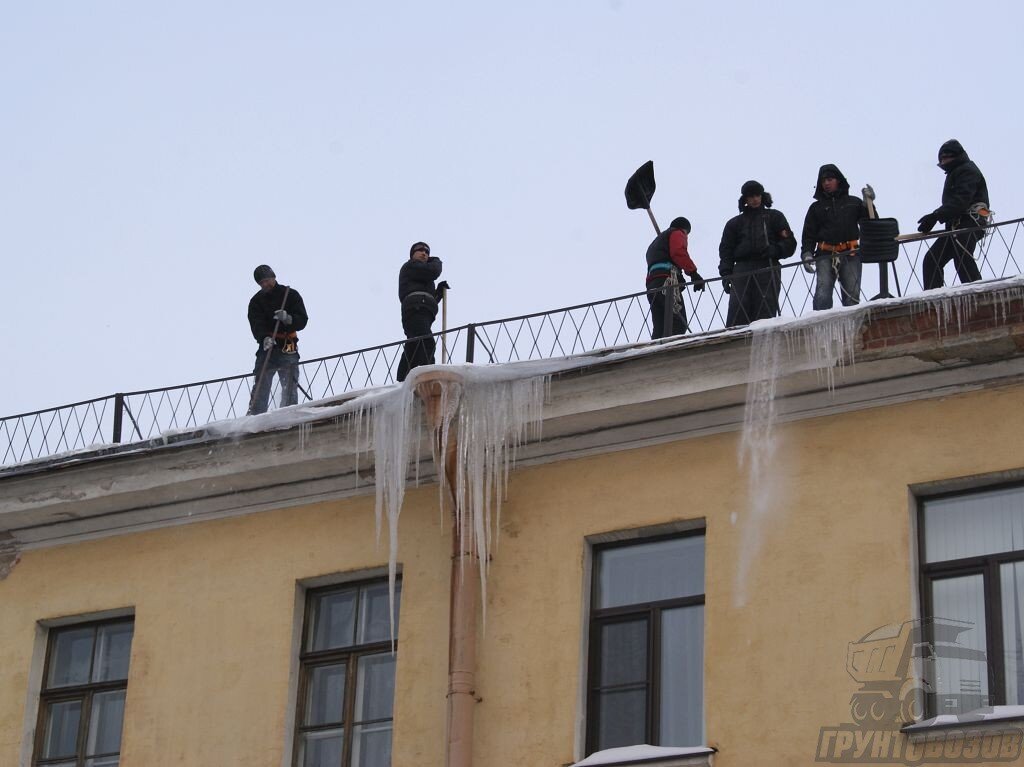 Уборка снега на крыше
