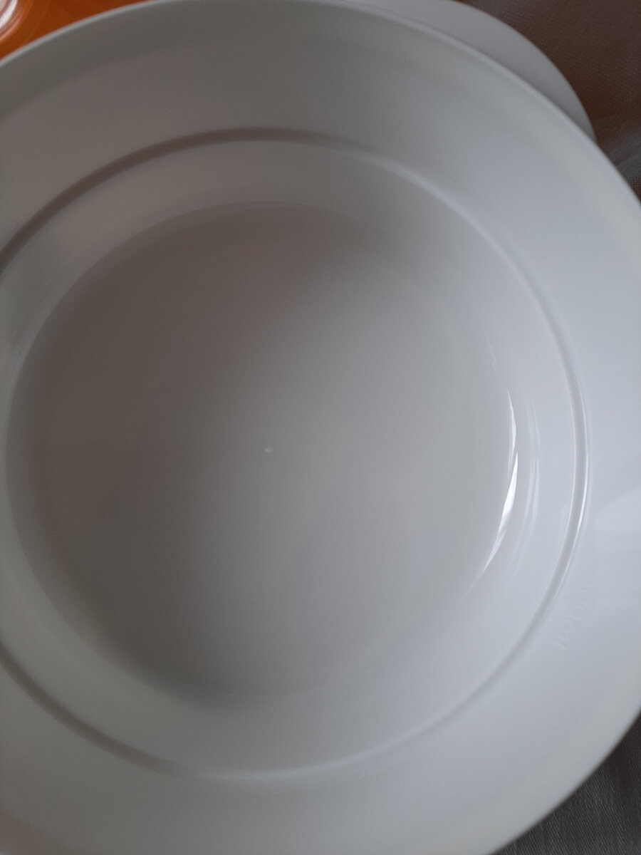 Гладкий, легкий пластик. Очень хорошо моется.