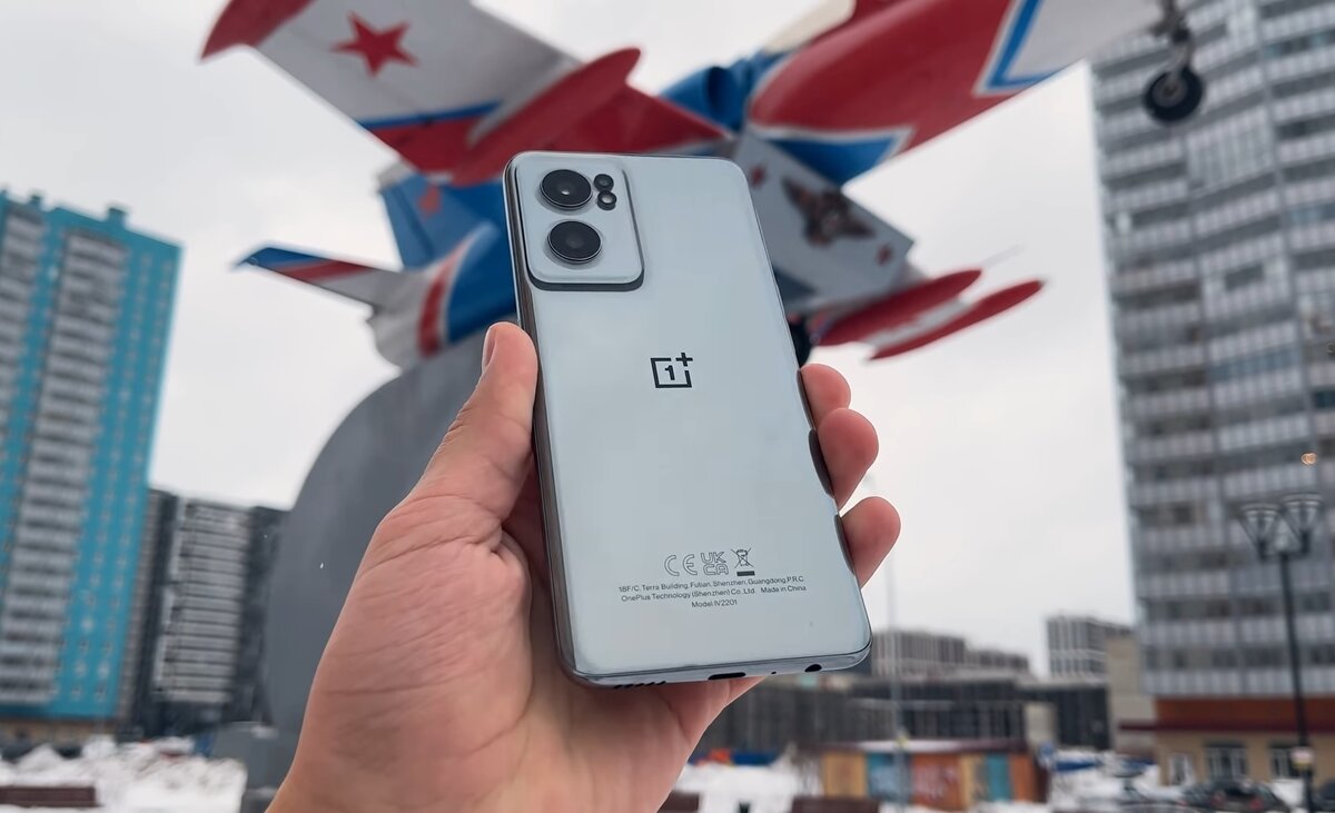 OnePlus Nord CE 2 в руке. Фото: YouTube-канал Польза NET 