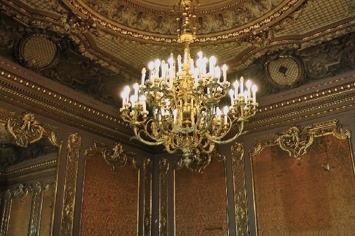 Интерьер особняка Брусницыных. Люстра в гостиной. Источник: "Википедия"