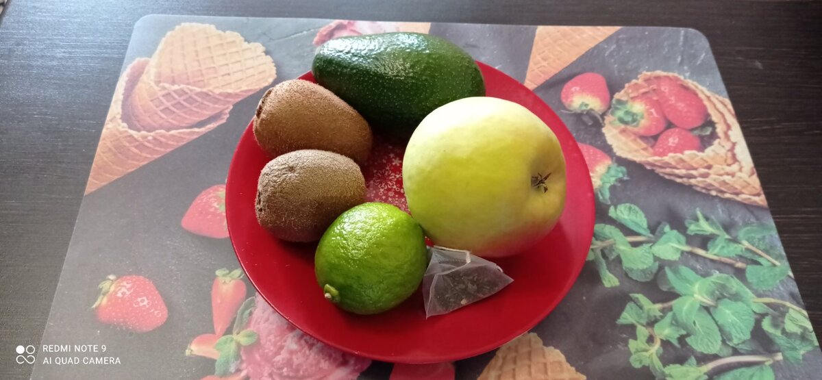 В такой смузи, как вы понимаете, входит всё зеленое: зеленый чай, зеленое яблоко, авокадо, киви, сок лайма (или за неимением сок лимона). И, чтобы немного скрасить всё это зеленое и кисленькое - немного мёда (прямо капельку).