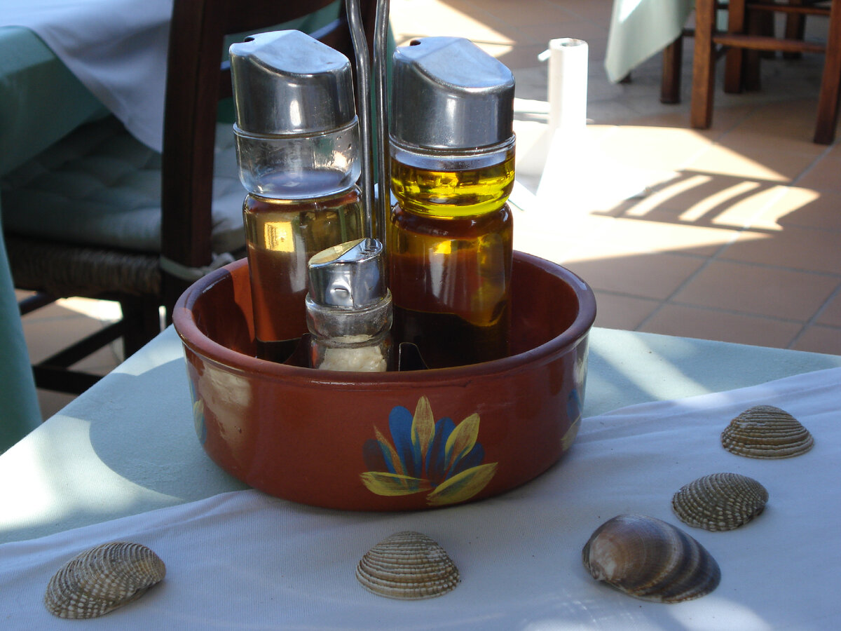 В каждом греческом кафе на столе есть бутылочка оливкового масла.