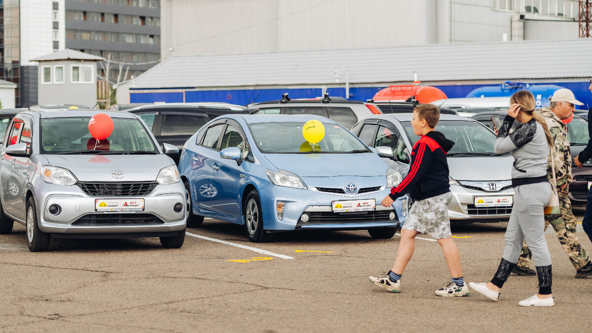 В день открытия на площадке было представлено боле 450 автомобилей. Фото "Автотайм Сибирь"