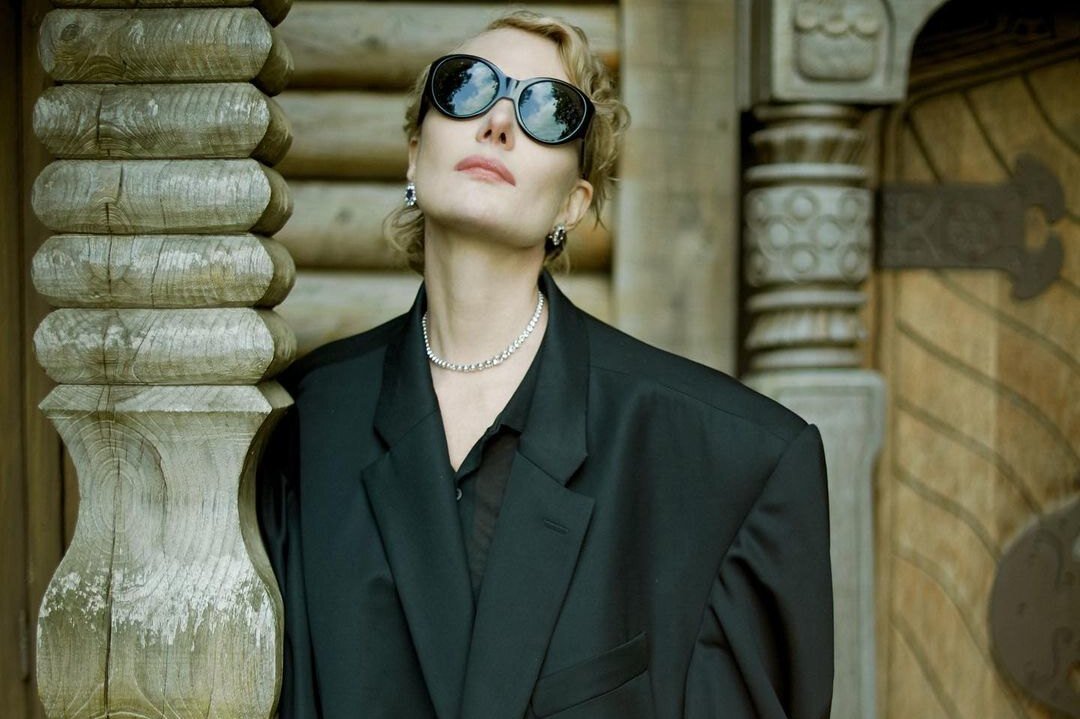     Рената Литвинова примерила кэтсьют, как у Ким Кардашьян — но выглядела даже лучше