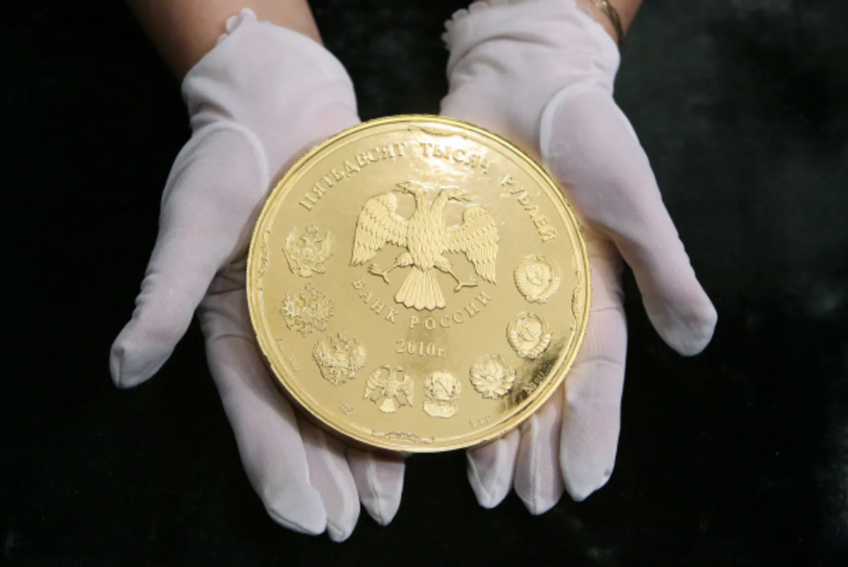 Большая монета. Монета 50 тысяч рублей. Большие монеты. Самая большая монета в России. Монета 50 000 рублей.