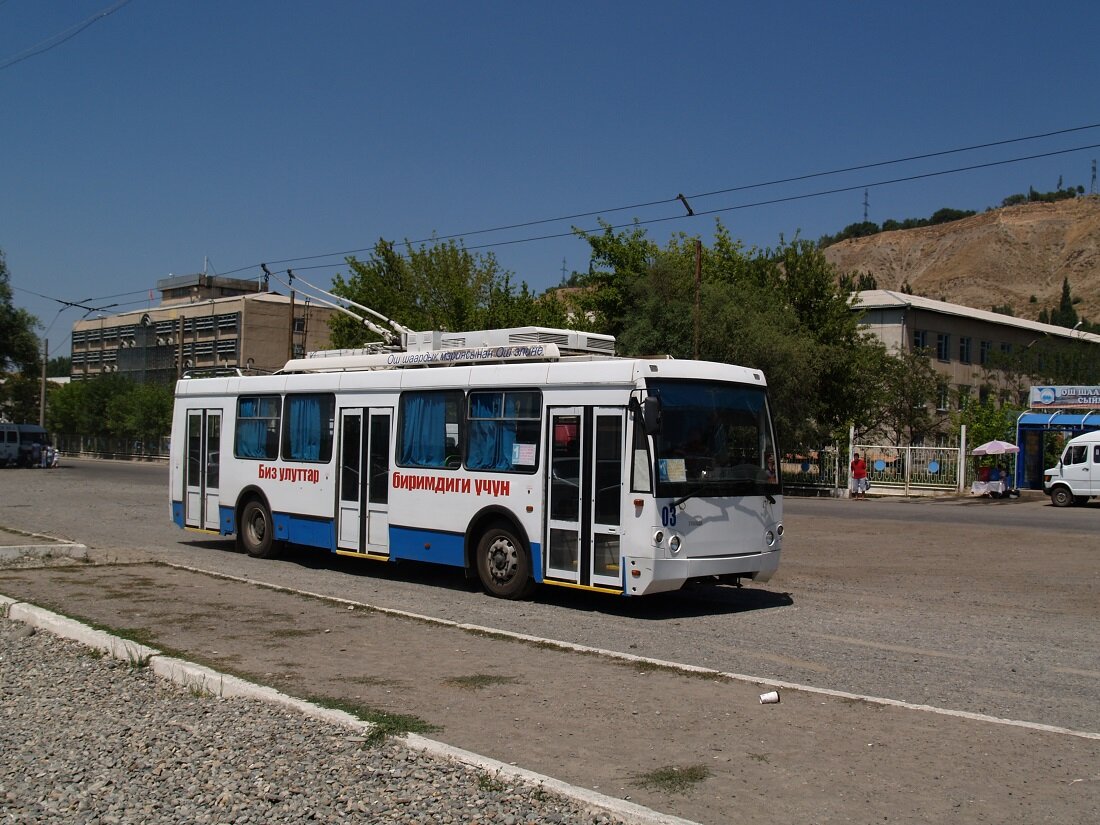 Один из трёх выпущенных ЗиУ-682Г-016.07 [Слобода] оказался в Оше. Надпись на борту гласит: «Мы за единство нации». Автор фото: Adam Brazda. Источник — transphoto.org