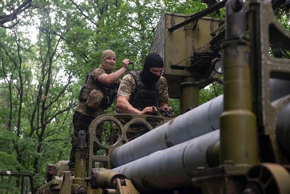    Украинские боевики "продырявили" Антоновский мост так, что проехать по нему нельзя даже на мотоцикле  REUTERS