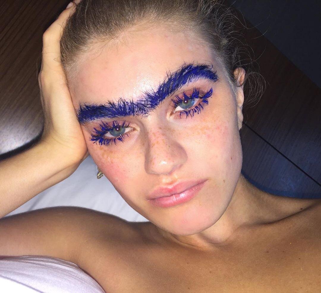 His eyebrows are. София Хаджипантели с нормальными бровями. София Хаджипантели до бровей. Вика Чиковани брови. Виолетта Чиковани брови