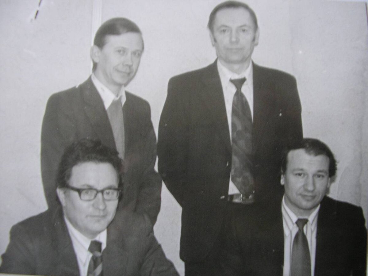 Сидят слева направо: 1. Серенко Александр Григорьевич - начальник отдела режущего инструмента 2. Идилов Виктор Петрович - сначала был заместителем Серенко А.Г., позже стал начальником отдела. Стоят слева направо: 1. Бутон Юрий Викторович - главный конструктор по оснастке.  2. Михайлов Владимир Васильевич - начальник отдела мерительного инструмента.