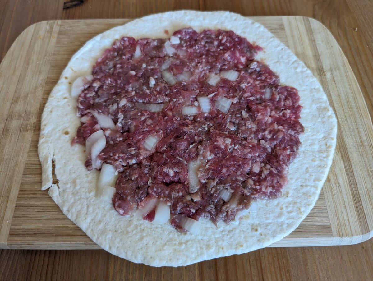 Распределяем по лавашу заготовленный фарш