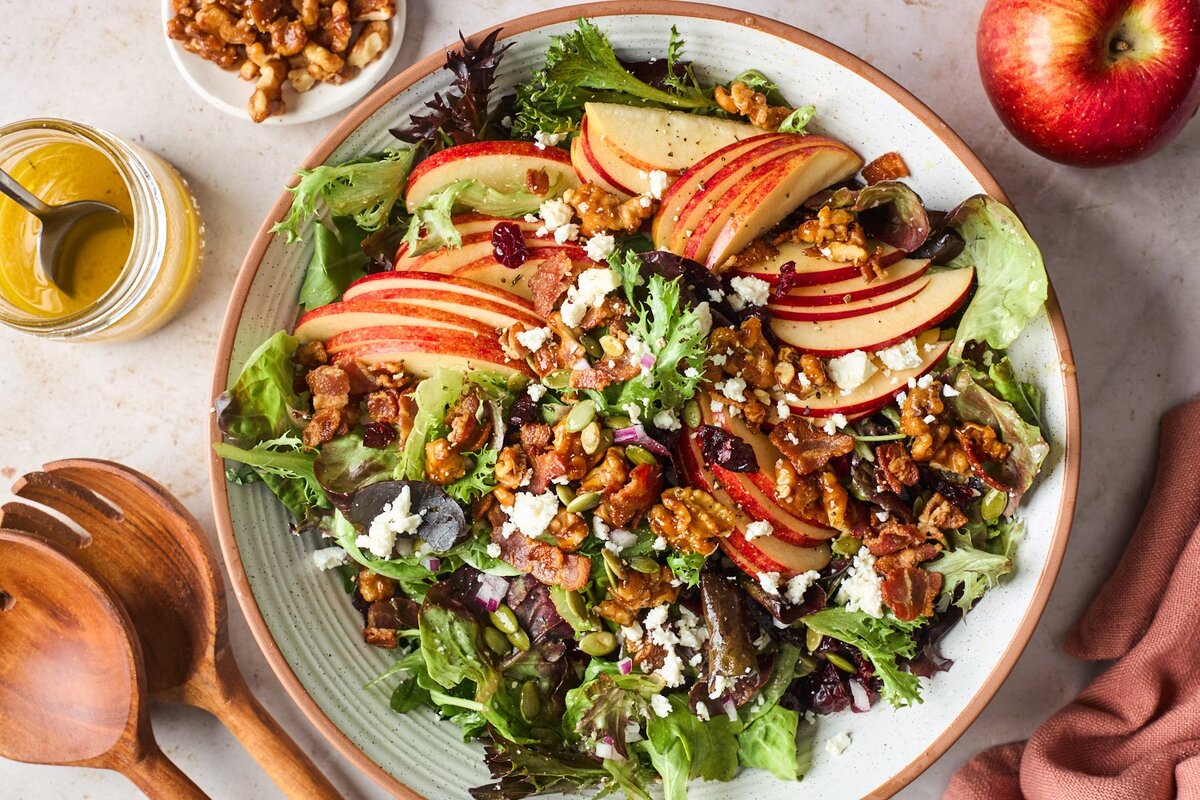 Салат с яблоками и орехами Райский: простой рецепт на скорую руку