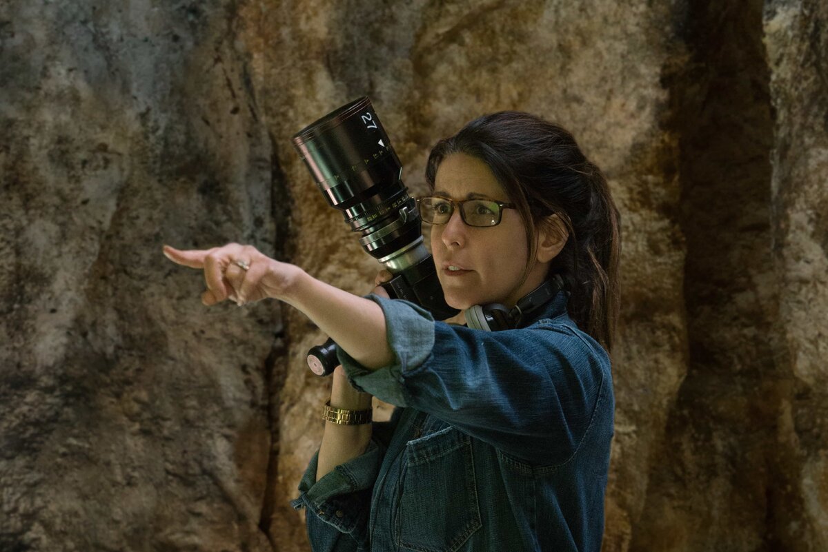 Пэтти Дженкинс и Галь Гадот на съемочной площадке фильма "Чудо Женщина". (© 2017 Warner Bros. Entertainment Inc. And RatPac Entertainment, LLC)