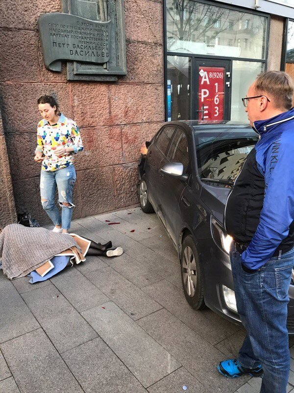 На Тверской улице в центре Москвы водитель Kia, сдавая задом, сбил 21-летнюю Екатерину, которая шла по тротуару, и врезался в дом. Девушка перенесла операцию, у нее серьезная травма таза.