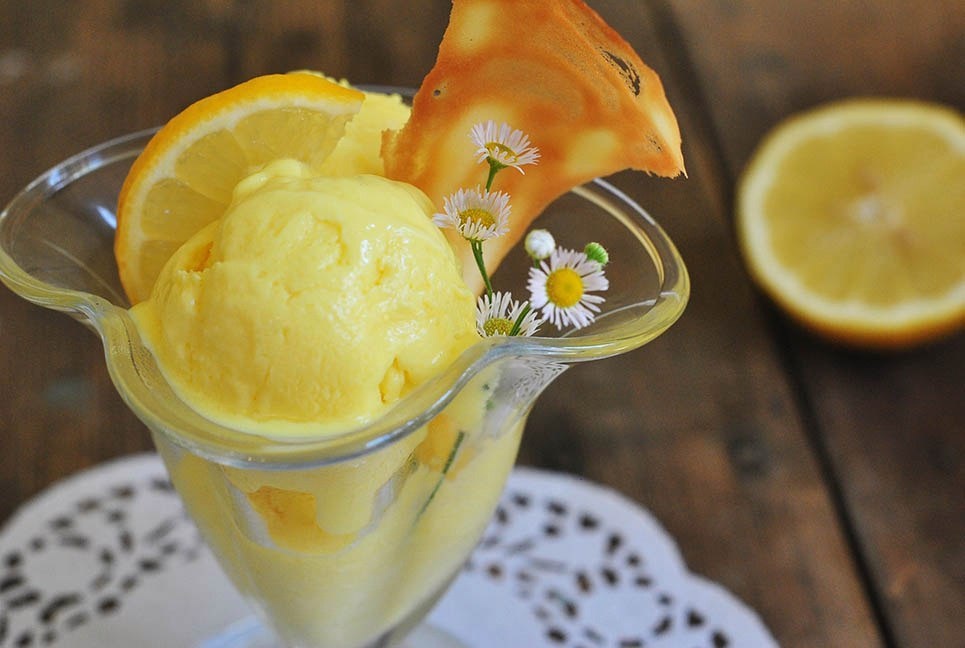 Вариант сервировки нашего лимонного мороженого.