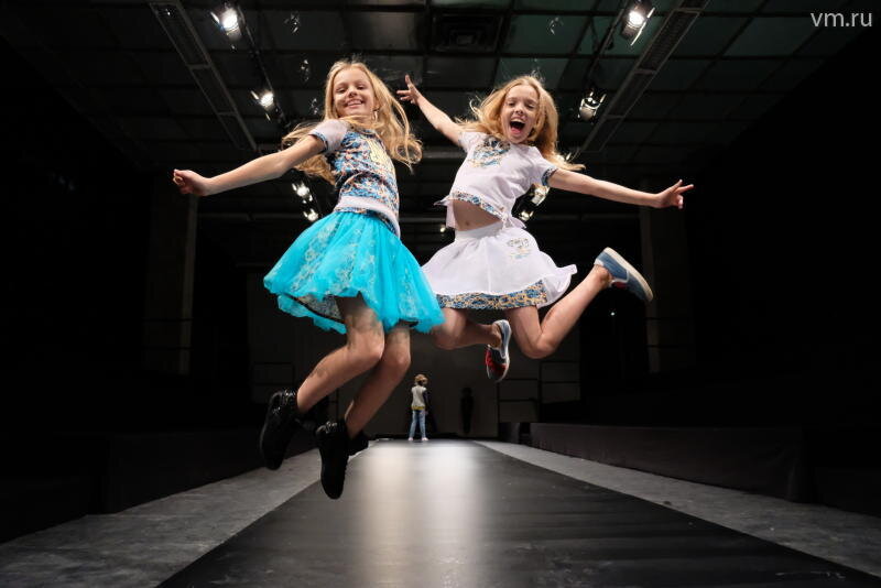 Участницы Фестиваля детской моды Александра Денисова (слева) и Лаура Разумовская на подиуме перед показом 