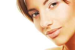 Не каждая женщина знает, что по цвету лица можно судить как о здоровье кожи, так и о состоянии организма в целом. Цветущий вид, то есть красивый и ровный цвет лица, – явное свидетельство отсутствия каких-либо внутренних проблем. Если же поутру, взглянув в зеркало, мы видим перед собой измождённую женщину средних лет – с бледным лицом и кожей серого оттенка – пора бить тревогу!