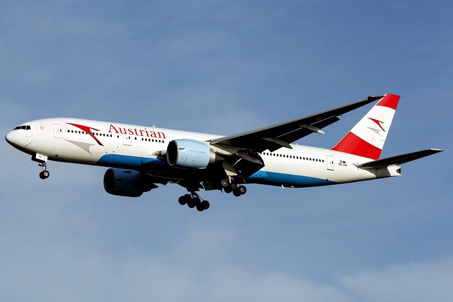 Boeing 777-2Q8ER по имени Blue Danube — моложе, но тоже в очень преклонном для самолётов возрасте: 19,4 года. До попадания в Austrian Airlines он работал в парке Аэрофлота, потом — Vietnam Airlines.
Фото в аэропорту Вена Швехат (VIE): Roland Bibok, planespotters.net