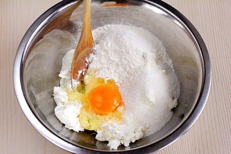 Шаг 1 Творог протираем через сито, добавляем просеянную мукой с разрыхлителем, яйцо, соль, сахар .