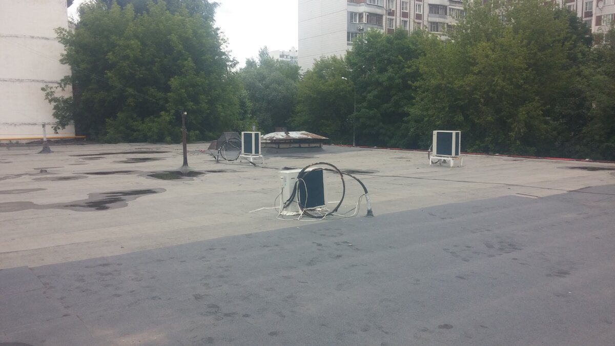 Ответ один - вопиющий непрофессионализм, вытекающей из очень низких цен.