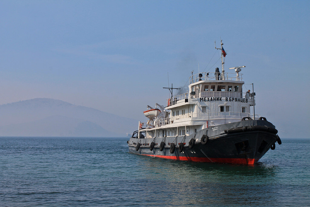  Странно: я хоть и живу рядом с Байкалом, а до 2015-го там не бывал (не считая двухдневной поездки в Мурино с ночевкой в далеком 2003; ах да, ну и неоднократно любовался видами озера из окна поезда). Зато в тот год мне довелось побывать, пожалуй, в красивейшем его месте - острове Ольхон. Слышали ли вы о нем? В байкальской мини-серии я расскажу, почему стоит ехать именно на Ольхон для знакомства с величайшим озером планеты.

  