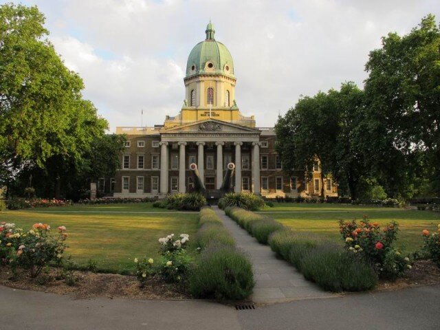 Музей расположен в обширном парке с лужайками и спортивными площадками. Вход в парк открыт допоздна, чем я и воспользовался. 