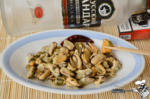 Берем:

- полкило мидий,
- 1 некрупный лимон,
- 5- 6 перца горошком,
- 3 зубца чеснока,
- 2 столовых растительного масла (в интернетах предпочитают оливковое),
- соль по вкусу.
1. Отвариваем в кипящей подсоленной воде ровно 3 минуты наших мидий.
2. Давим и режем чеснок, толчем перец, давим сок из лимона, и, вливая масло, смешиваем все компоненты нашего нехитрого маринада.

Ту эта, нюанс. На вышеприведенном фотоснимке вы можете лицезреть еще сушеный перчик и засушеный же базилик. Пэрчик был случайно найден под столом, а базилик мне прислала в такой красивой оберточке сама Юля Высоцкая, ну и как после этого его не применить?
Вообще- то добавки приветствуются любые- смотрите сами, в перечне указан базовый рецепт. Так же и с солью. Мидии мы варили уже в соленой воде, так что в маринад соли нужно чуть, пропорцию не укажу, пробуйте.
3. Мидии охлаждаем, складываем в плошечку и заливаем маринадом.

4. Плошеку закрываем крышкой и трясем, чтобы маринад распредилился равномерно.
5. Отправляем в холодильник часа на 3- 4.
6. И вот, нехитрые маринованные мидии поданы к ... к тому, что было найдено в шкапчике.

"Да, да, больше пейте, меньше закусывайте. Это лучшее средство от самомнения и поверхностного атеизма." 