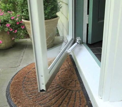  Дверь с доводчиком всегда закрывается плавно