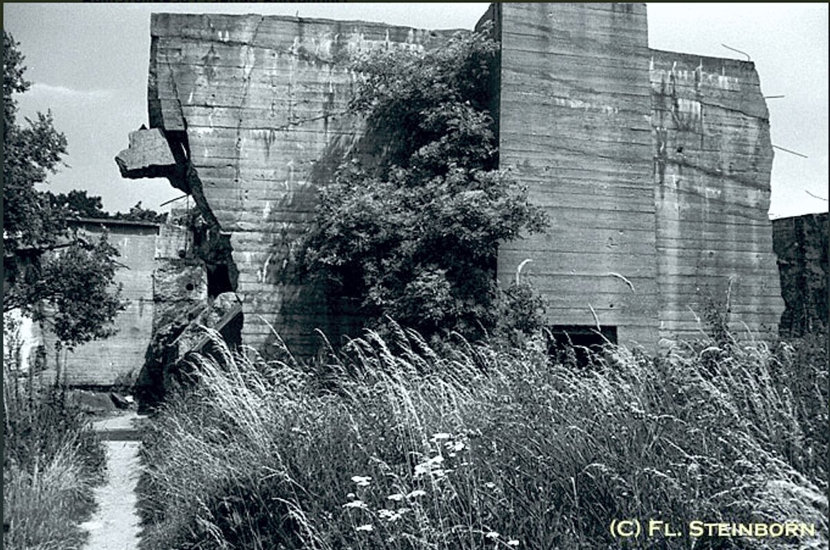 Взорванный бункер радиоцентра. © Флориан Штайнборн. 