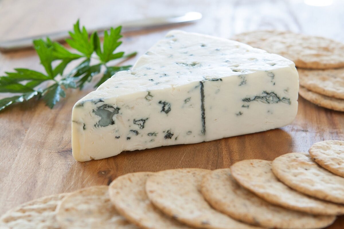 Не каждый продукт, покрытый плесенью, считается съедобным. Сыр с плесенью относится не просто к съедобным, а к полезным продуктам.-2