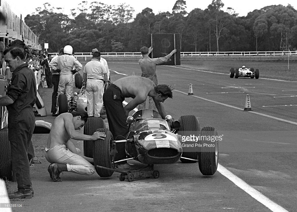 Джим Кларк меняет колесо на своём Lotus 33, Tasman Cup, 1967