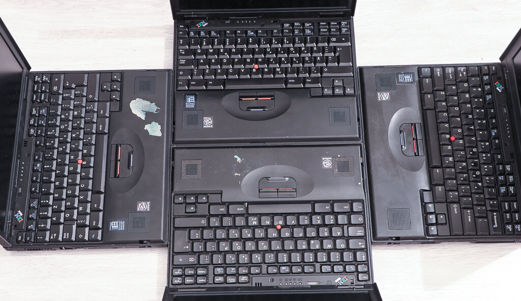 
Внешне ноутбуки абсолютно одинаковые, внутри – разные. 3 ноутбука относились к оригинальной серии ThinkPad 600 с процессором Pentium II. 
