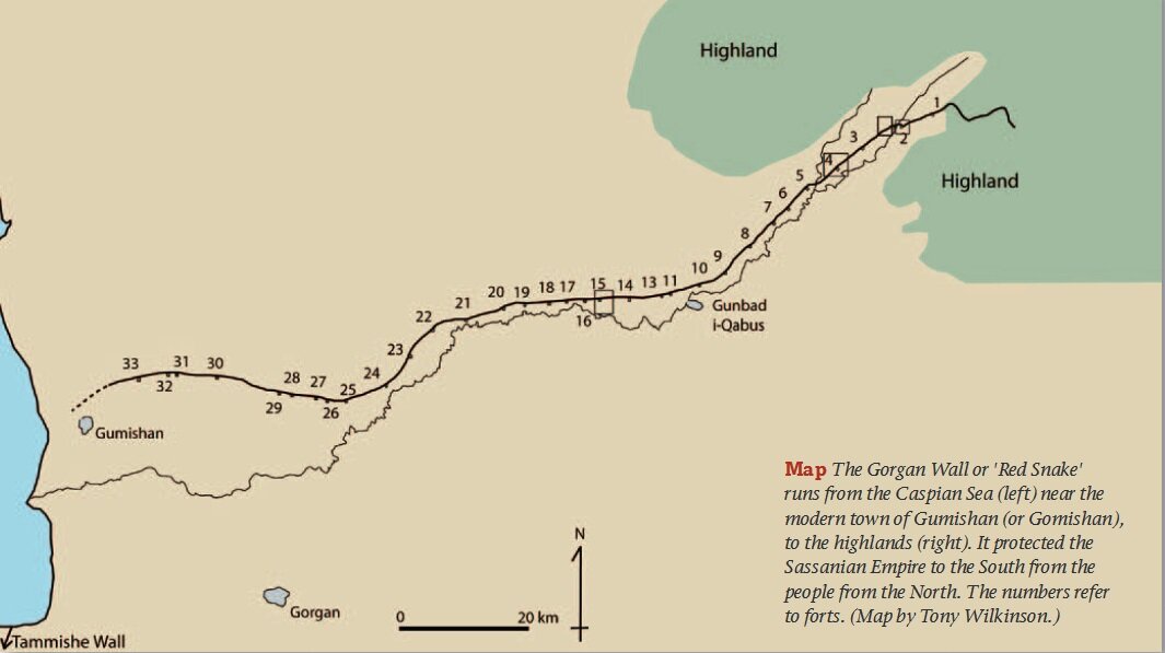 Карта. Стена Горгана или «Красная Змея» проходит от Каспийского моря (слева) около современного города Гумишан (или Гомишан), до высокогорья (справа). Она защищала Сасанидскую империю на юге от людей с севера. 
Цифрами обозначены форты. (Карта Тони Уилкинсона.)