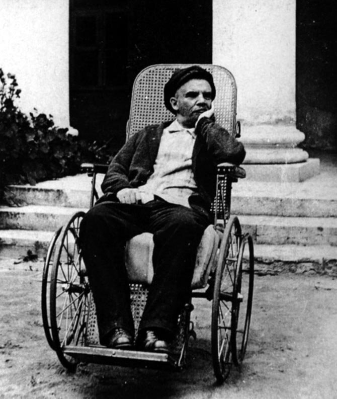 Владимир Ильич Ленин(Ульянов) в Горках, 1923 год