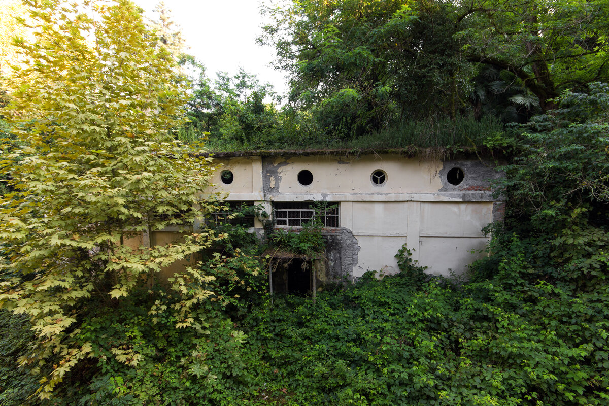 К невысокой скале прижался небольшой домик. Нам туда...  Запах, уникальный, и ни с чем не сравнимый запах подземелья ведет нас к цели. 