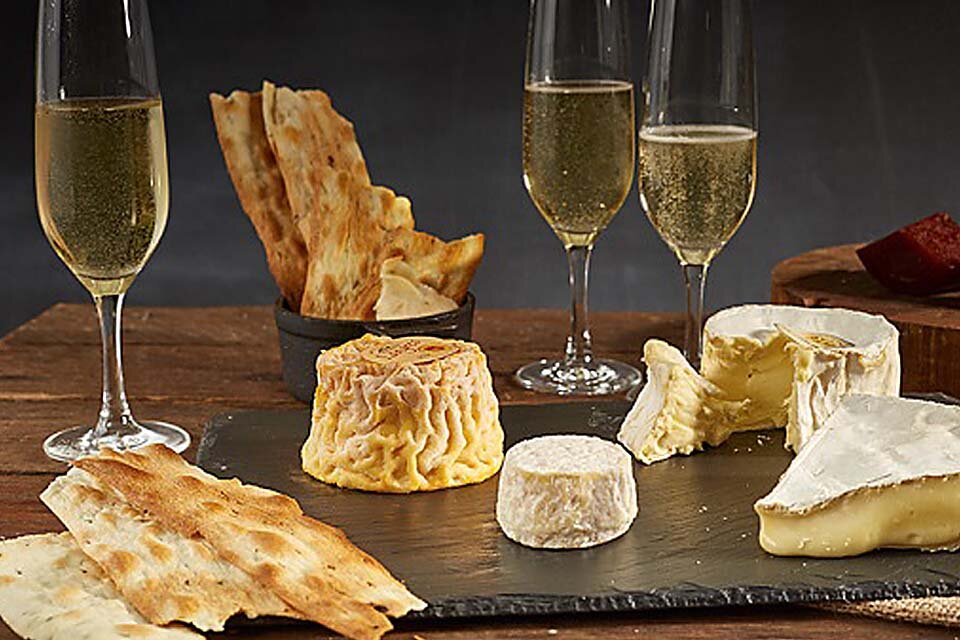  1. Классические игристые вина, например французское Шампанское, итальянская Франчакорта, испанская Кава  часто отлично сочетаются с сырами с белой плесенью и полутвердыми молодыми сырами.