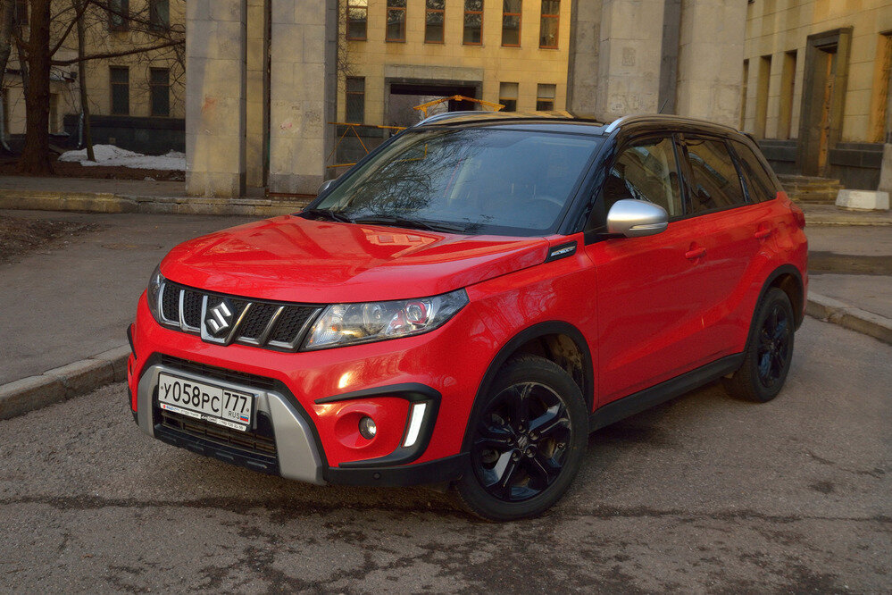   От  обычной Vitara версия S отличается исключительно решёткой радиатора с  чёрными планками, да светодиодными фарами ближнего света, которые у  «Эски» входят в базовое оснащение.   