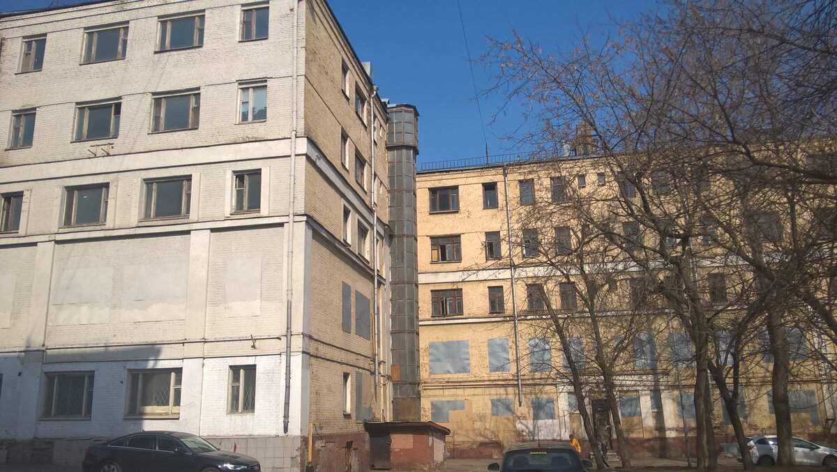 Надстройку видно как по иной кладке кирпича, так и по наличию железобетонных перемычек над окнами. Лифты в этих домах тоже "навешены" позже.