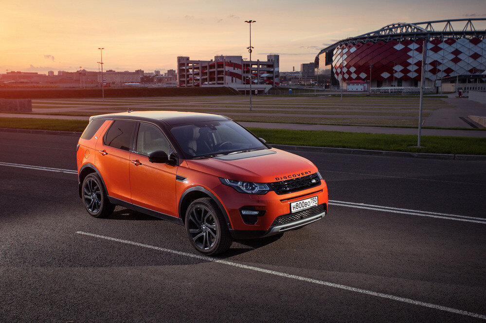   Discovery  Sport на 91 мм длинее Evoque, но на 239 мм короче Discovery 4, так что  это всё же разросшаяся в размерах замена Freelander 2, а не модель в  новом классе. Впрочем, в Land Rover всё равно работают над кроссовером  меньших размеров.   