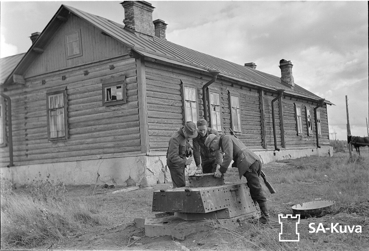 Похоже, что этот БОТ установлен у погранзаставы. Зачем крышку люка сняли?