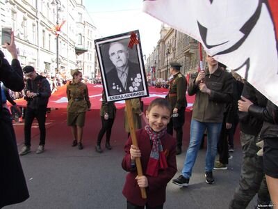 "Акция, которая начиналась как гражданская инициатива в память воевавших родных, постепенно трансформируется в массовое гулянье с набором понятных народу атрибутов. Это не хорошо и не плохо. Это норма — как смена ударений в языке", - пишет "Фонтанка".