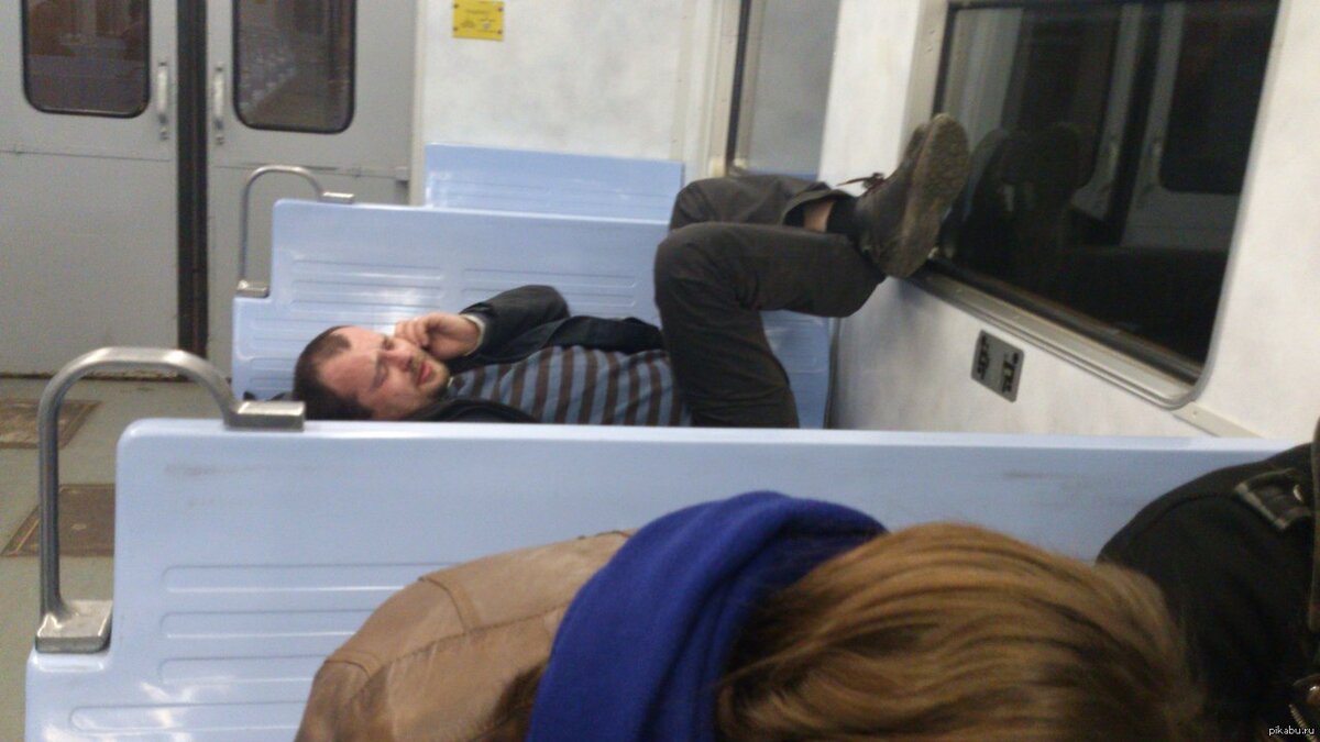 Спящий человек в электричке. Электричка прикол. Можно несовершеннолетним ездить на поезде