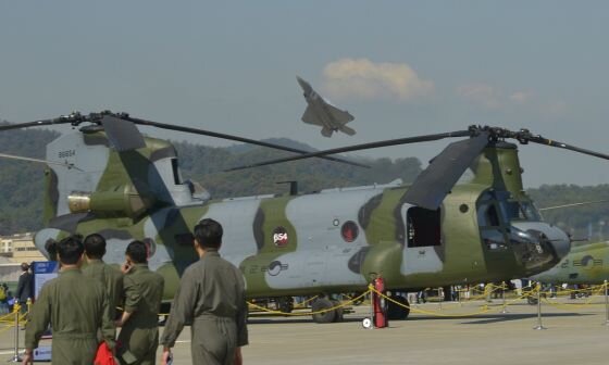 Корейский CH-47 Chinook на Сеульской международной выставке аэрокосмической и оборонной промышленности в аэропорту Сеула, Республика Корея.